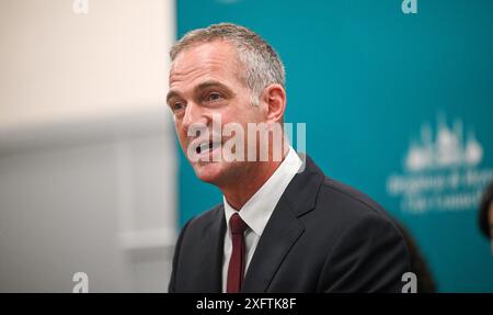 Brighton UK 5. Juli 2024: Peter Kyle von der Labour Party gewinnt den Sitz in Hove & Portslade bei den Parlamentswahlen, wo der Graf im Portslade Sports Centre abgehalten wurde: Credit Simon Dack / Alamy Live News Stockfoto