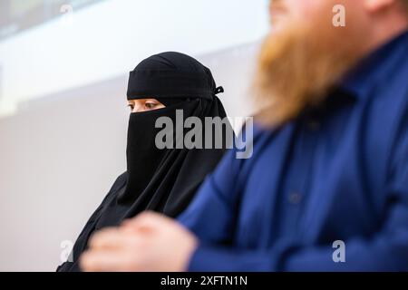 05. Juli 2024, Nordrhein-Westfalen, Münster: Der Kläger M. sitzt im Gerichtssaal des Oberverwaltungsgerichts Münster. Das Oberverwaltungsgericht Nordrhein-Westfalen verhandelt heute den Streit über das Verbot, eine Gesichtsbekleidung während der Fahrt zu tragen. Eine Frau muslimischen Glaubens aus Neuss fordert, dass sie vom Verbot, beim Autofahren eine Gesichtsbekleidung zu tragen, ausgenommen wird. Sie möchte auch eine Gesichtsbedeckung am Rad tragen, die nur ihre Augen sehen lässt. Die Behörden hatten die Befreiung abgelehnt. Foto: Guido Kirchner/dpa Credit: dpa Picture Alliance/ Stockfoto