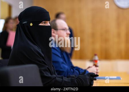 05. Juli 2024, Nordrhein-Westfalen, Münster: Der Kläger M. sitzt im Gerichtssaal des Oberverwaltungsgerichts Münster. Das Oberverwaltungsgericht Nordrhein-Westfalen verhandelt heute den Streit über das Verbot, eine Gesichtsbekleidung während der Fahrt zu tragen. Eine Frau muslimischen Glaubens aus Neuss fordert, dass sie vom Verbot, beim Autofahren eine Gesichtsbekleidung zu tragen, ausgenommen wird. Sie möchte auch eine Gesichtsbedeckung am Rad tragen, die nur ihre Augen sehen lässt. Die Behörden hatten die Befreiung abgelehnt. Foto: Guido Kirchner/dpa Credit: dpa Picture Alliance/ Stockfoto