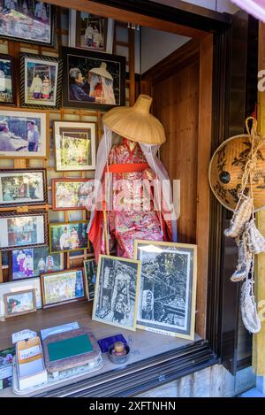 Traditionelle Kostüme aus der Heian-Zeit können im Daimonzaka-Rastplatz auf der Pilgerroute Kumano Kodo, UNESCO-Weltkulturerbe im Präfekten Wakayama, gemietet werden Stockfoto