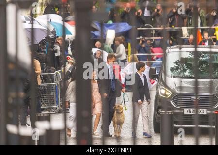 London, Großbritannien. JUNI 2024. Der ehemalige Bundeskanzler Jeremy Hunt verlässt die Downing Street mit seiner Familie zum letzten Mal nach der Niederlage der Konservativen bei den Parlamentswahlen. Credit Milo Chandler/Alamy Live News Stockfoto