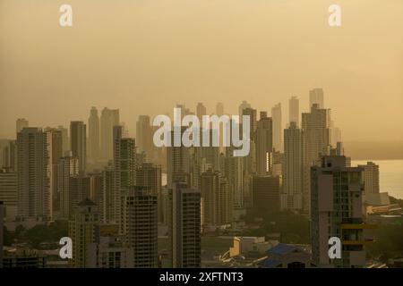 Skyline von Panama City bei Sonnenaufgang, von der Innenstadt aus gesehen – Stockfoto Stockfoto