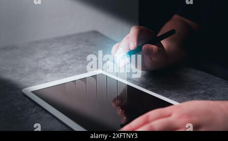 Entwicklung, Erfolg und wachsendes Geschäftskonzept. Geschäftsfrau mit Pfeil zeigt das zukünftige Wachstumsplan des Unternehmens auf einem digitalen Tablet. Stockfoto