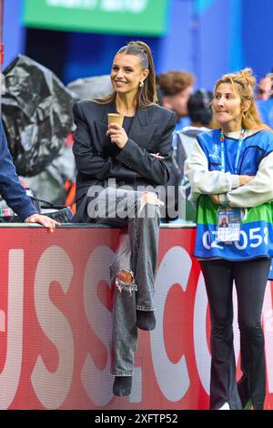 Laura WONTORRA, Sportmoderatorin, Reporterin, Frau, Moderatorin, TV, Fernsehen, im Best of 16 Spiel ÖSTERREICH - TÜRKIJE 1-2 der UEFA-Europameisterschaften 2024 am 02. Juli 2024 in Leipzig. Fotograf: Peter Schatz Stockfoto