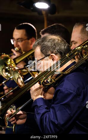 Brass-Musiker des Accidental Brass Collective, einer Gruppe von Musikern aus Cheltenham, Gloucestershire Stockfoto