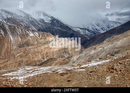 Bergketten mit Schnee aus der Umgebung des Dorfes Nako, im Hangrang-Tal, nahe der Grenze zwischen Indo und China (Tibet), Himalaya-Berge, Kinnaur, Himachal Pradesh, Indien Stockfoto