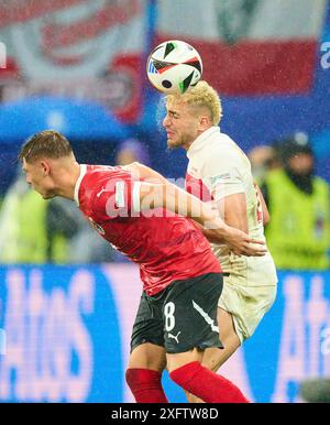 Alexander Prass, AUT 8 wetteifern um den Ball, Tackling, Duell, Header, zweikampf, Action, Kampf gegen Baris Alper Yilmaz, Tuerkiye 21 im Best of 16 Spiel ÖSTERREICH - TueRKIJE 1-2 der UEFA-Europameisterschaften 2024 am 02. Juli 2024 in Leipzig, Deutschland. Fotograf: ddp-Bilder/Sternbilder Stockfoto