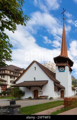 Kandersteg, Schweiz street view mit Kirche und Glockenturm und die Berge Panorama, Kanton Bern, Europa Stockfoto