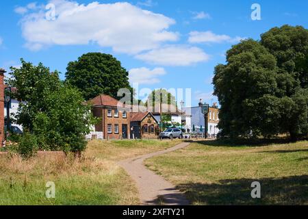 Die südwestliche Ecke von Wimbledon Common, Greater London UK, im Sommer, mit alten Häusern und Pubs Stockfoto