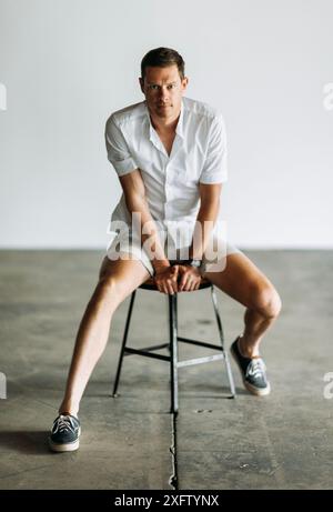 39-jähriger Mann in weißem Hemd und Shorts posiert für Porträt Stockfoto