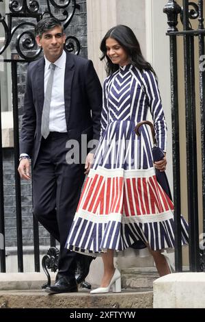 Der scheidende konservative Premierminister Rishi Sunak mit seiner Frau Akshata Murty vor einer Rede in der Londoner Downing Street, nach der Niederlage seiner Partei gegen die Labour Party bei den Parlamentswahlen 2024. Bilddatum: Freitag, 5. Juli 2024. Stockfoto
