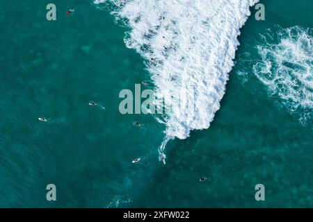 Luftaufnahme von Surfern auf Wellen und Surfern im Ozean auf Hawaii Stockfoto