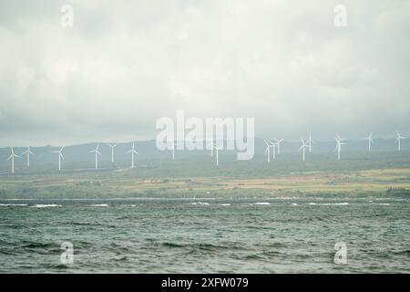 Windturbinenfarm in der Nähe des Ozeans an der Nordküste von Oahu, Hawaii Stockfoto