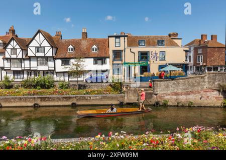 England, Kent, Canterbury, Westgate Gardens, Great Stour River und Westgate Punts Stockfoto