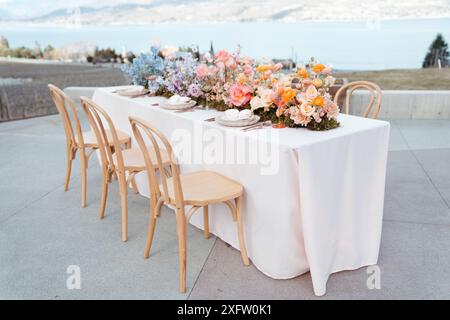 Luxuriöser Hochzeitstisch mit leuchtendem Blumenmotiv Stockfoto