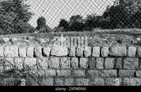 Steinmauer, schwarz-weiß. Stockfoto