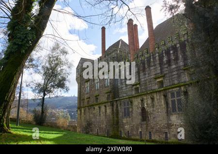 18.02.2014 Guimarães, Portugal - die Burg von Guimarães scheint unter der hellen Sonne unter blauem Himmel und üppigem Grün Stockfoto