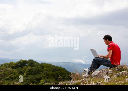 Junger Mann mit Laptop-Computer, Murguia, Alava, Baskenland, Spanien Stockfoto