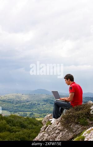 Junger Mann mit Laptop-Computer, Murguia, Alava, Baskenland, Spanien Stockfoto