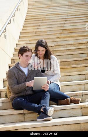 Junges Paar, das ein digitales Tablet in der Stadt sucht, ein digitales Tablet, das Guggenheim Museum, Abandoibarra, Bilbao, Bizkaia, Baskenland, Spanien Stockfoto