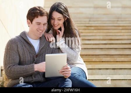 Junges Paar, das ein digitales Tablet in der Stadt sucht, ein digitales Tablet, das Guggenheim Museum, Abandoibarra, Bilbao, Bizkaia, Baskenland, Spanien Stockfoto