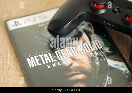 KIEW, UKRAINE - 26. JUNI 2024 Metal Gear Solid Delta Snake Eater PS5-Videospiel-Disc-Box für Konsolenspiele. Beliebte Videospiel-Disc aus nächster Nähe Stockfoto