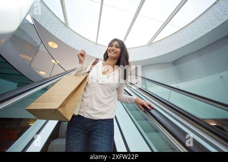 35 Jahre alte Frau auf Rolltreppen. Einkaufen auf dem Bretxa Markt. Donostia. San Sebastian. Gipuzkoa. Baskisches Land. Spanien. Stockfoto