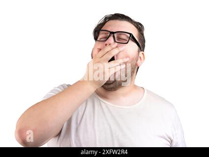 Porträt eines Mannes mit weit geöffnetem Mund und geschlossenen Augen, der gelangweilt und müde aussieht Stockfoto