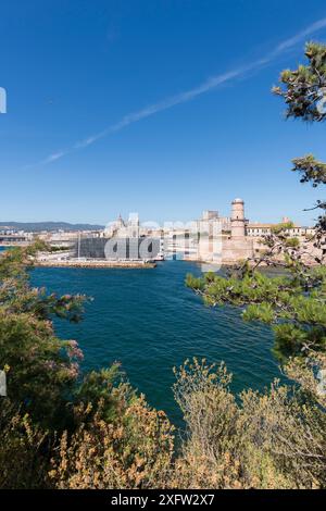 Das MUCEM-Museum und die Tour du fanal, ein Turm, der 1644 erbaut wurde, um Schiffe am Eingang des berühmten Vieux-Port von Marseille in den Hafen zu führen. Südlich von Franc Stockfoto