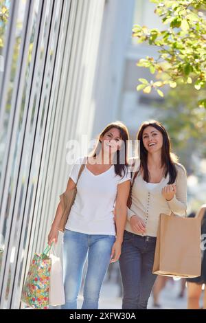 Frauen Schwestern 35 und 40 Jahren auf der Straße einkaufen. Donostia. San Sebastian. Gipuzkoa. Baskische Land - Spanien. Stockfoto