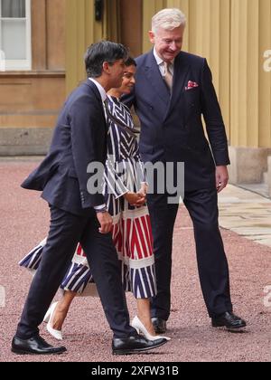 Sir Clive Alderton, Principal Private Secretary des Königs und der Königin, begrüßt Rishi Sunak und seine Frau Akshata Murty, als er im Buckingham Palace ankommt, um mit König Karl III. Offiziell als Premierminister zurückzutreten, nachdem der Erdrutsch für die Labour Party gewonnen wurde. Bilddatum: Freitag, 5. Juli 2024. Stockfoto