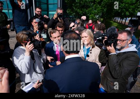 Glasgow, Schottland, Großbritannien. Juli 2024. Anas Sarwar, der Vorsitzende der schottischen Labour Party, stellt die neue Zahl der Labour-Abgeordneten vor, die über Nacht bei den Parlamentswahlen 2024 bei einem Medienanruf am Pacific Quay in Glasgow gewählt wurden. Iain Masterton/Alamy Live News Stockfoto