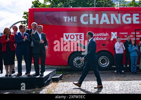 Glasgow, Schottland, Großbritannien. Juli 2024. Anas Sarwar, der Vorsitzende der schottischen Labour Party, stellt die neue Zahl der Labour-Abgeordneten vor, die über Nacht bei den Parlamentswahlen 2024 bei einem Medienanruf am Pacific Quay in Glasgow gewählt wurden. Iain Masterton/Alamy Live News Stockfoto