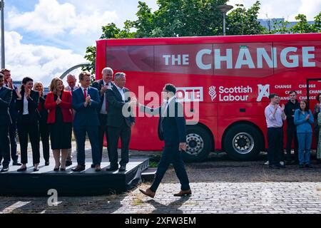 Glasgow, Schottland, Großbritannien. Juli 2024. Anas Sarwar, der Vorsitzende der schottischen Labour Party, stellt die neue Zahl der Labour-Abgeordneten vor, die über Nacht bei den Parlamentswahlen 2024 bei einem Medienanruf am Pacific Quay in Glasgow gewählt wurden. Iain Masterton/Alamy Live News Stockfoto