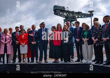 Glasgow, Schottland, Großbritannien. Juli 2024. Anas Sarwar, der Vorsitzende der schottischen Labour Party, stellt die neue Zahl der Labour-Abgeordneten vor, die über Nacht bei den Parlamentswahlen 2024 bei einem Medienanruf am Pacific Quay in Glasgow gewählt wurden. Iain Masterton/Alamy Live News Stockfoto