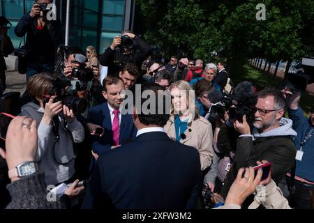 Glasgow, Schottland, Großbritannien. Juli 2024. Anas Sarwar, der Vorsitzende der schottischen Labour Party, stellt die neue Zahl der Labour-Abgeordneten vor, die über Nacht bei den Parlamentswahlen 2024 bei einem Medienanruf am Pacific Quay in Glasgow gewählt wurden. Iain Masterton/Alamy Live News Stockfoto