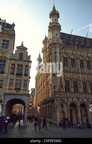 28-10-2014 Brüssel, Belgien - die Menschen gehen durch den Eingang des Grand Place und bewundern die beeindruckende Architektur der Gebäude Stockfoto