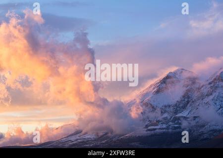 Wintersonnenuntergang auf dem Mount Velino im Regionalpark Sirente-Velino. Abruzzen, Zentralapennin, Italien. Stockfoto