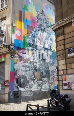 28.10.2014 Brüssel, Belgien - Ein farbenfrohes Wandbild von Manneken Pis mit modischem, zeitgenössischem Touch Stockfoto
