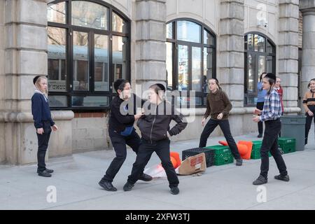 Yeshiva-Schüler und -Mitschüler spielen ein mysteriöses Spiel von Lauf und Tag. Auf den Straßen von Brooklyn an einem warmen Wintertag im Jahr 2024. Stockfoto