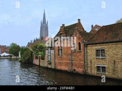 30-10-2014 Brügge, Belgien - Ein Panoramablick auf die berühmten Brügge Häuser, die Kathedrale und den Kanal, die ihren architektonischen Charme zeigen Stockfoto