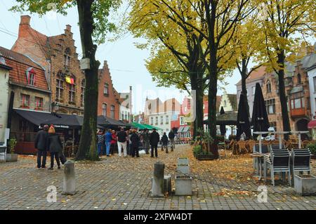 30-10-2014 Brügge, Belgien - Ein malerischer Platz in Brügge mit traditionellen Häusern und belebten Marktständen Stockfoto