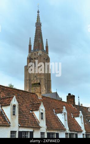 30-10-2014 Brügge, Belgien - die hoch aufragende Kirche unserer Lieben Frau in Brügge, die majestätisch die Skyline dominiert Stockfoto