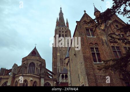 30-10-2014 Brügge, Belgien - die Kirche unserer Lieben Frau in Brügge mit ihrem imposanten Turm Stockfoto