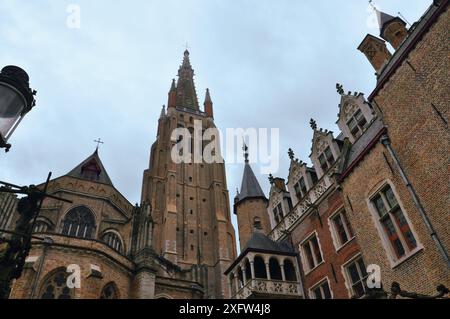 30-10-2014 Brügge, Belgien - die Kirche unserer Lieben Frau in Brügge mit ihrem imposanten Turm Stockfoto