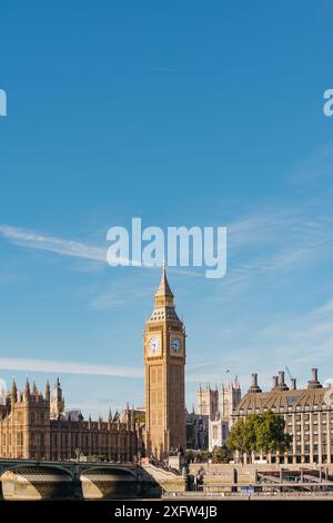 „Big Ben“ Elizabeth Tower of the Palace of Westminster von der anderen Seite der Themse auf dem Queen's Walk, Westminster, London, England, Großbritannien Stockfoto