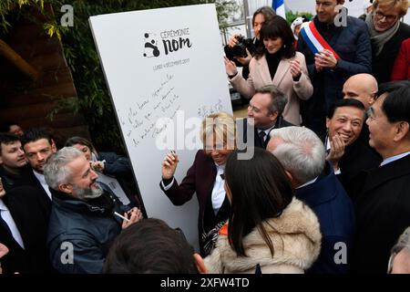 Brigitte Macron, Frau des französischen Präsidenten, weihte eine Jury zum Abschluss der Namenszeremonie des 4 Monate alten Pandabubs Yuan Meng im Beauval Zoo ein. St-Aignan, Frankreich, 4. Dezember 2017. NUR FÜR REDAKTIONELLE DRUCKANWENDUNGEN – ONLINE-NUTZUNG NICHT ZULÄSSIG. Stockfoto