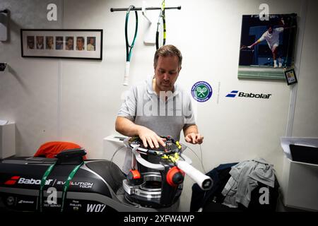 Huw Phillips, Racket Stringer in Wimbledon am fünften Tag der Meisterschaften 2024 im All England Lawn Tennis and Croquet Club in London. Bilddatum: Freitag, 5. Juli 2024. Stockfoto