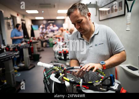 Huw Phillips, Racket Stringer in Wimbledon am fünften Tag der Meisterschaften 2024 im All England Lawn Tennis and Croquet Club in London. Bilddatum: Freitag, 5. Juli 2024. Stockfoto