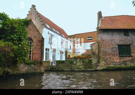 30-10-2014 Brüssel, Belgien - Ein malerisches traditionelles Haus, das von einem Boot auf dem malerischen Kanal von Brügge aus gesehen wird Stockfoto